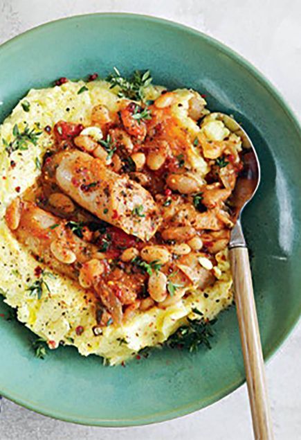 Тушеная фасоль с колбасками и картофельным пюре