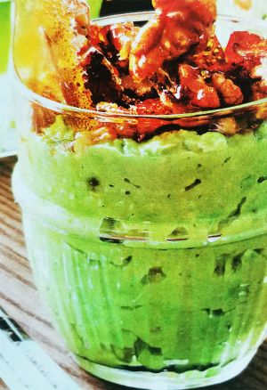 Мусс из авокадо с карамелизированными орешками