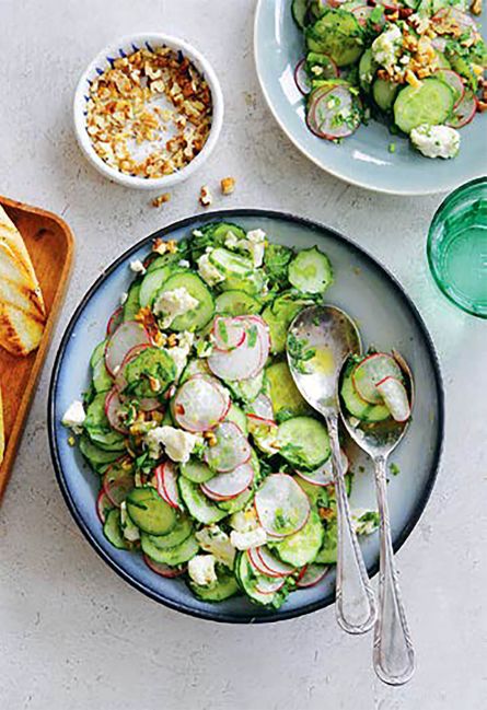 Салат с огурцом, редисом и грецким орехом