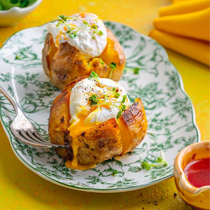 Печёный картофель с яйцом пашот и пряным маслом