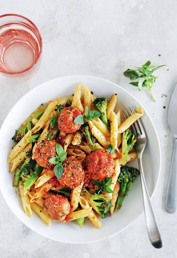 Паста с фрикадельками и брокколи в томатном соусе