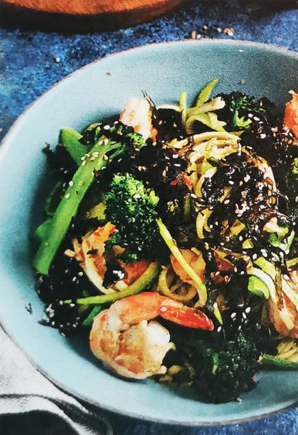 Креветки с лапшой из кабачка, брокколи и морской капустой