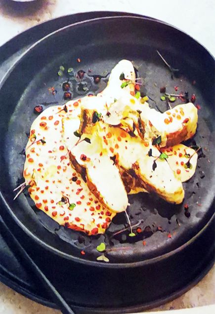 Стейк из осетра на гриле с икорным соусом