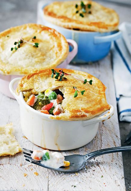 Порционные рагу из смеси овощей под крышкой из слоеного теста