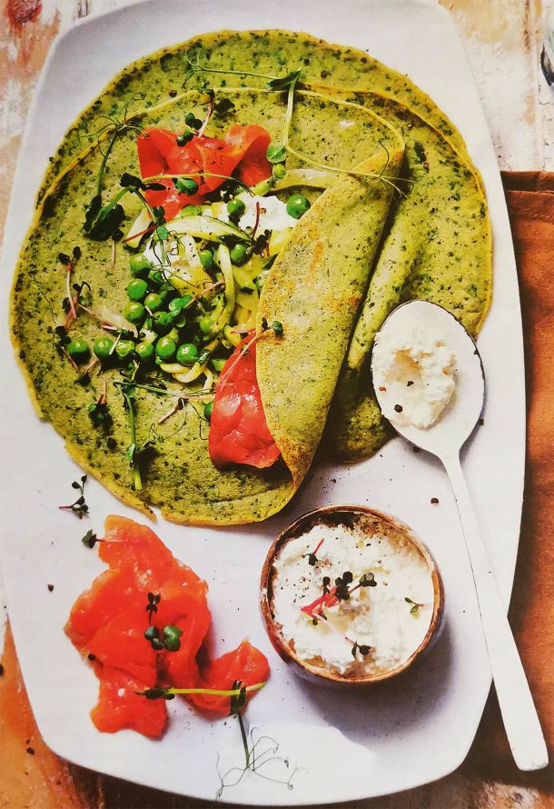 Шпинатные крепы с горошком и рыбой