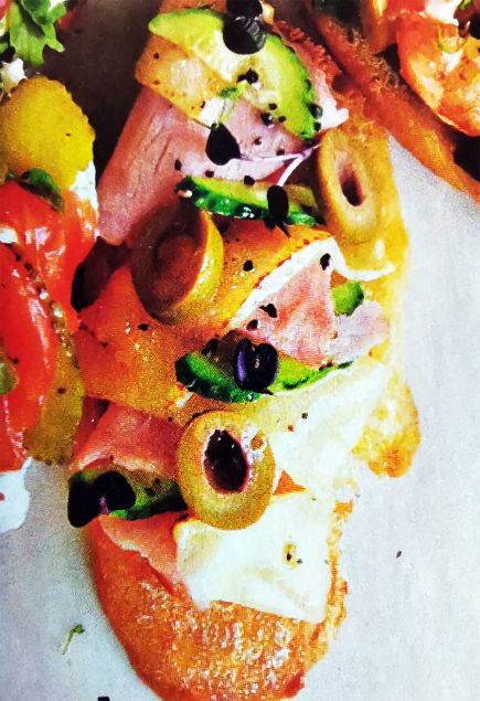 Тапас с ветчиной, сыром и огурцом