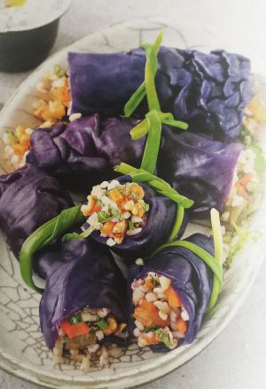 Рулетики из красной капусты с начинкой из булгура