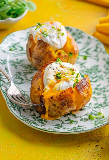 Печёный картофель с яйцом пашот и пряным маслом