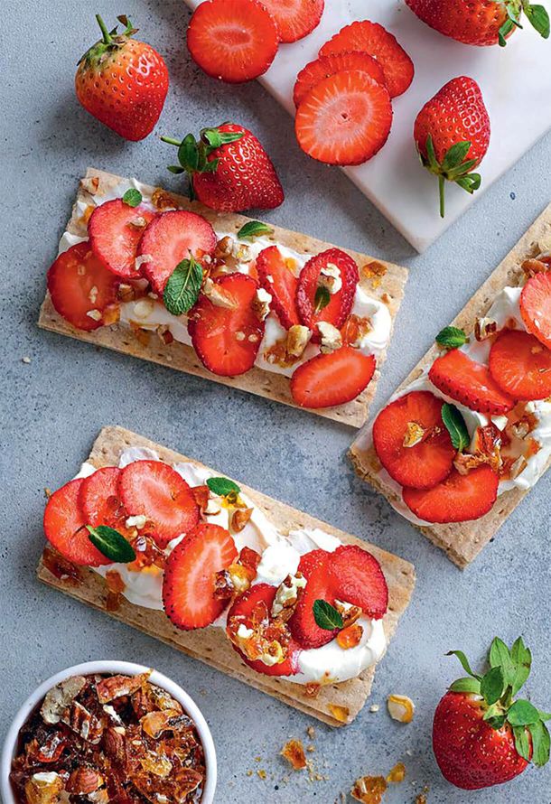 Хлебцы с козьим сыром, клубникой и карамелизиробанными орехами