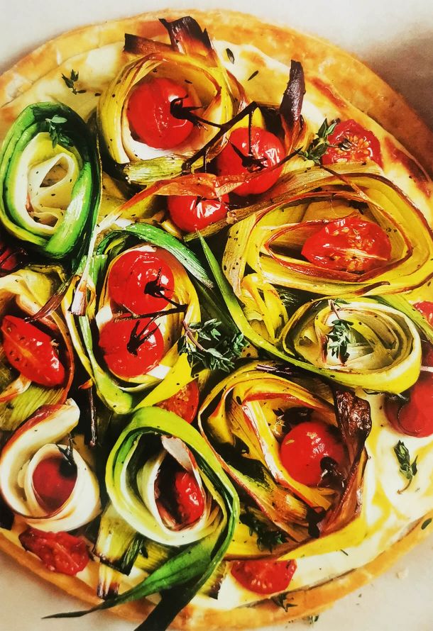 Тарт с луком-пореем и черри