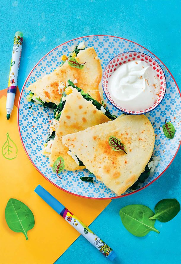 Кесадильи со шпинатом и яйцом