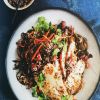Салат с курицей, морской капустой и азиатской заправкой с кунжутом