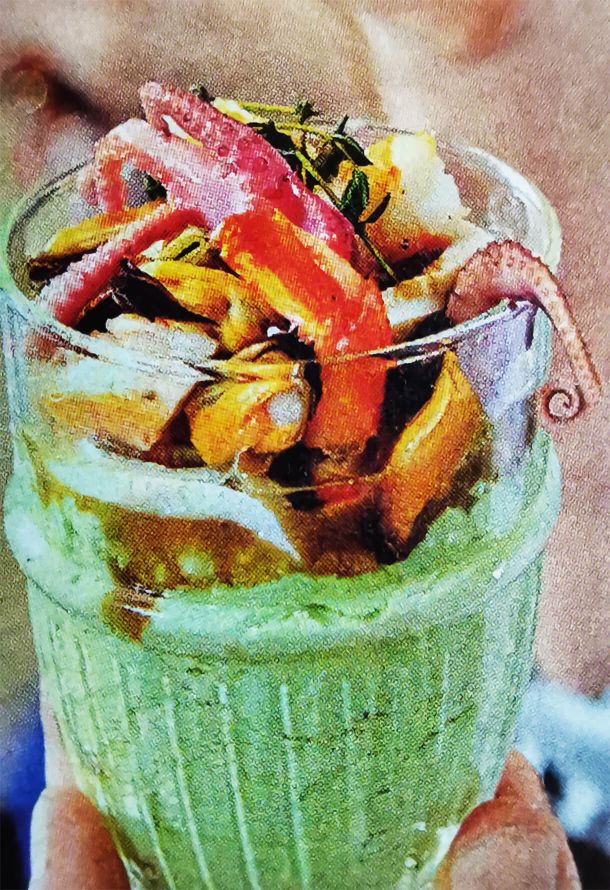 Мусс из авокадо с морским коктейлем