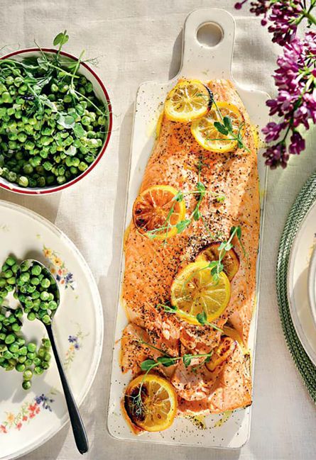 Форель, запеченная с лимоном и зеленым горошком