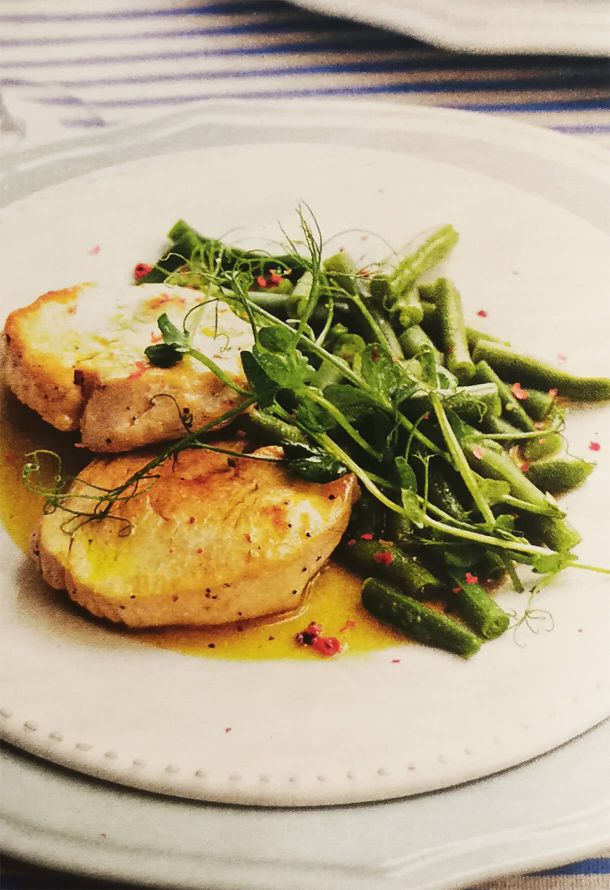 Медальоны из индейки с зеленой фасолью в цитрусовом соусе