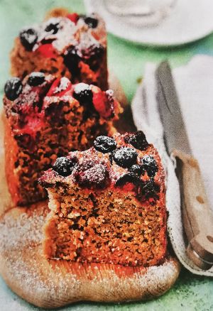 Пирог с ягодами и бананом