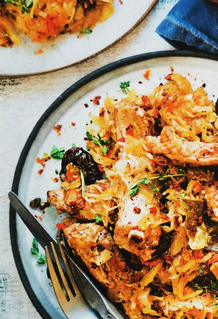 Бигос со свиными ребрами и черносливом