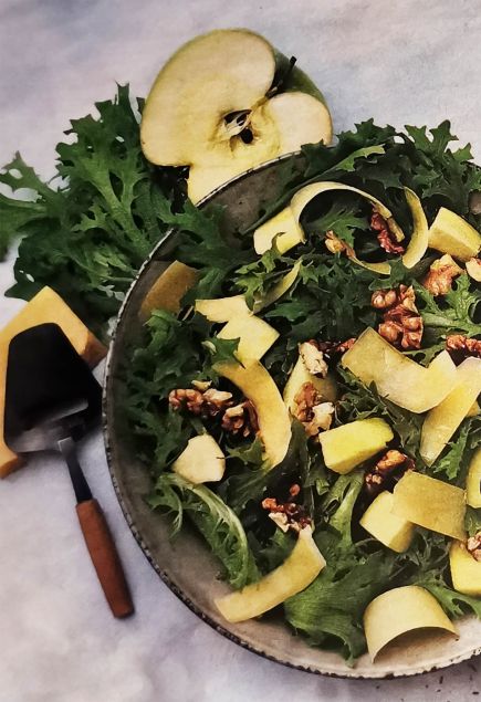 Салат с пармезаном, яблоком и грецкими орехами