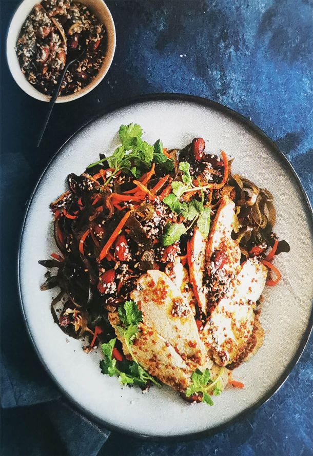 Салат с курицей, морской капустой и азиатской заправкой с кунжутом