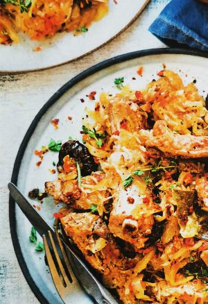 Бигос со свиными ребрами и черносливом