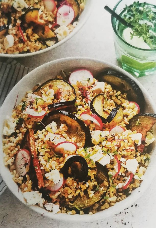 Салат с булгуром, баклажанами и редисом