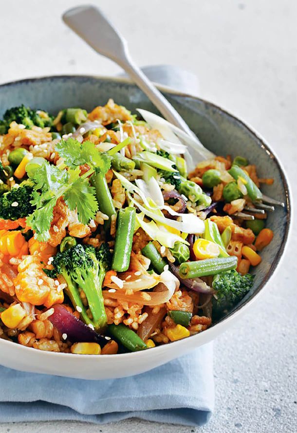 Стир-фрай с овощами, рисом и яйцом